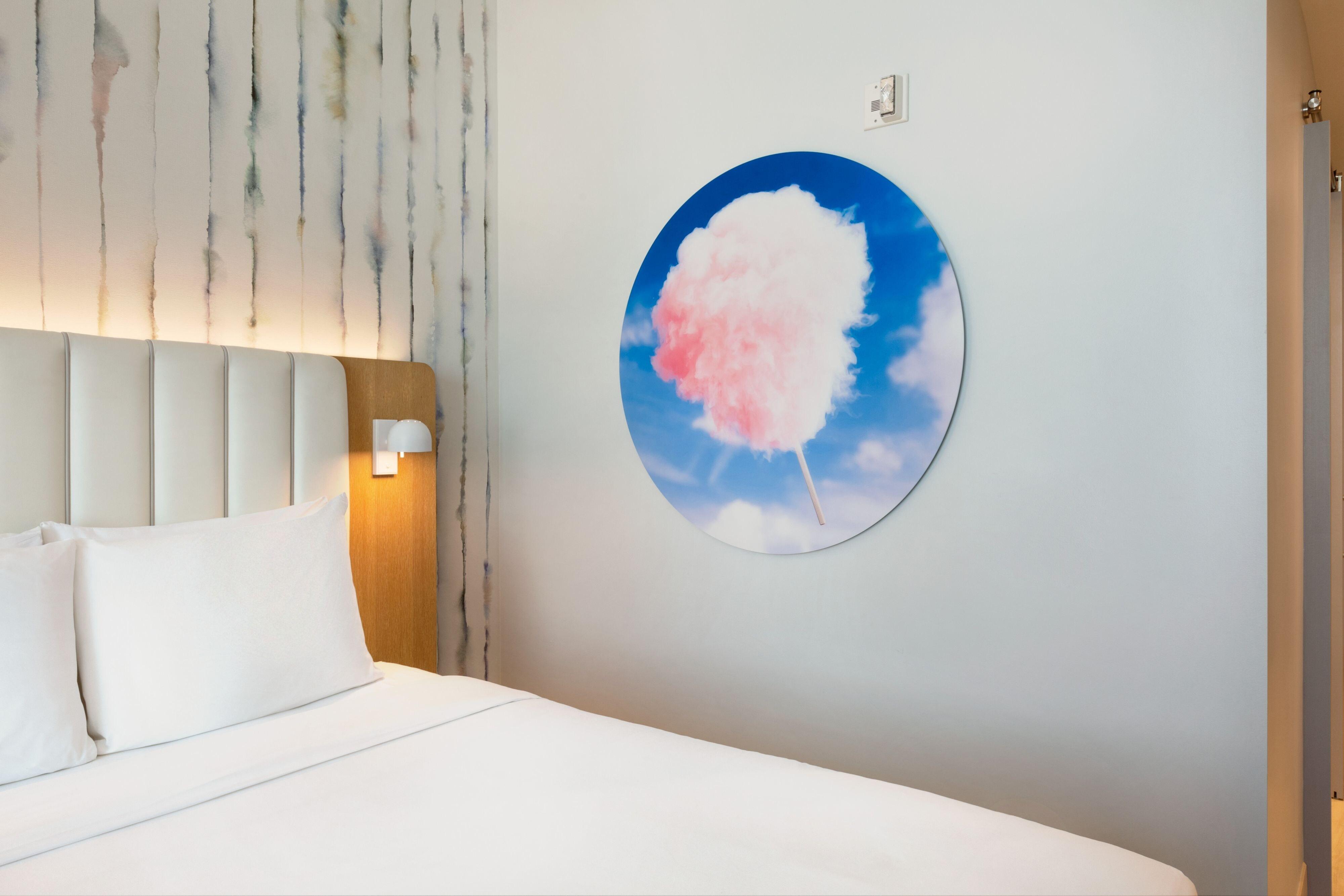The Viv Hotel, Anaheim, A Tribute Portfolio Hotel Exterior foto Artwork by artist, Mark Fox, in the rooms of the hotel